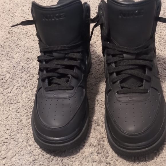 Sleek Black High-Top Men's Sneakers - Picture 4 of 4
